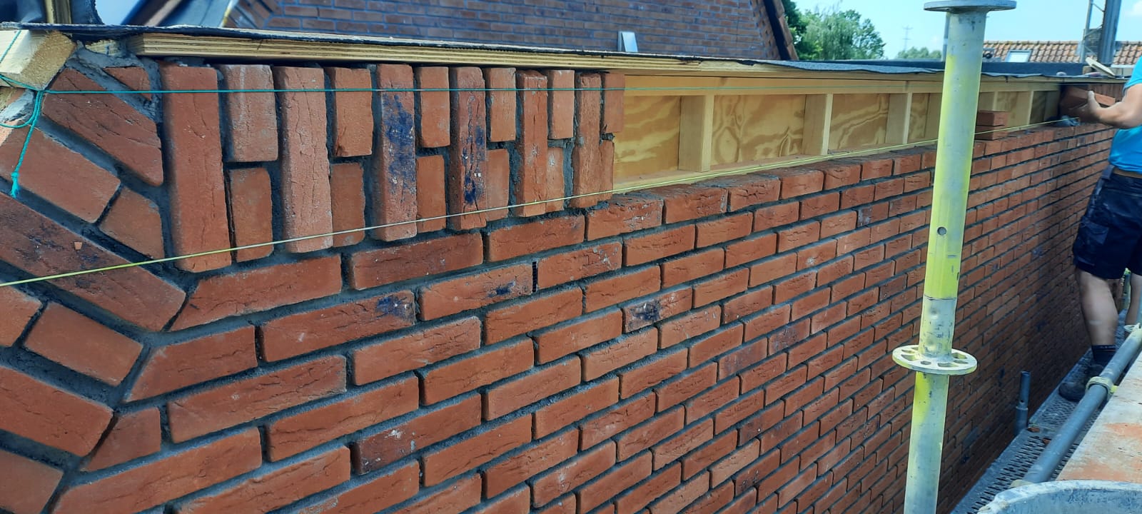 Metselwerk in uitvoering met decoratief siermetselwerk en een houten dakrandconstructie (foto 3 van 3)