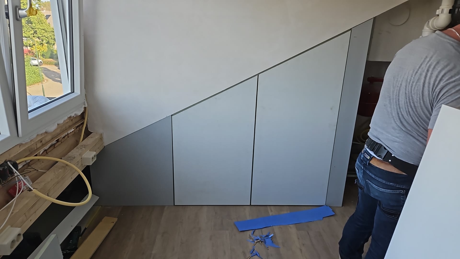 Inbouwkast op maat met strak gesloten deuren, afgewerkt onder een schuine wand (foto 2 van 2)